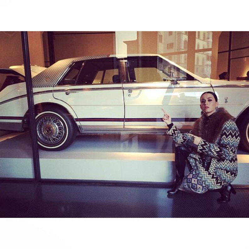 كاتي بيري تستعرض سيارتها الجديدة