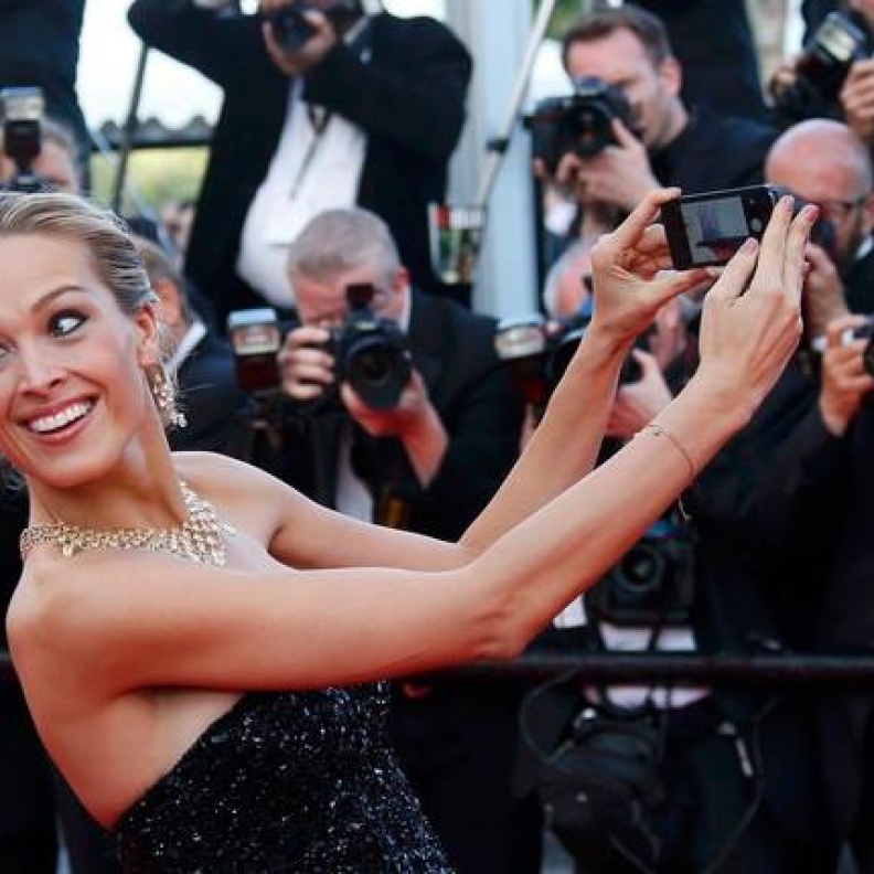 بترا نيمكوفا تلتقط لها صورة selfie في كان بالأمس