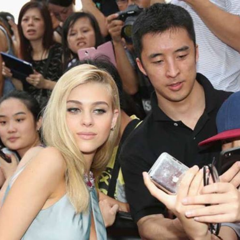 المعجبون يلتقطون صورة selfie مع الممثلة نيكولا بيلتز