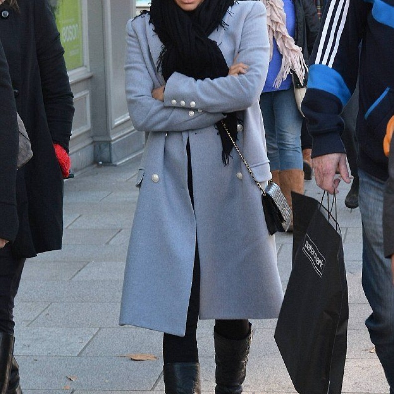 يبدو أنّ إيفا لانغوريا لم تستطع احتمال البرد القارص في مدينة دبلن