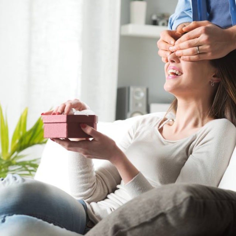 بالفيديو: مفاجأة خاصة وغريبة من زوج لزوجته 