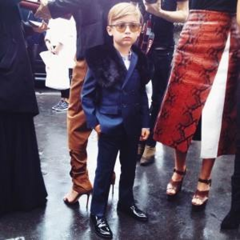 يبدو أنه الطفل الأكثر أناقة في عروض أسبوع الموضة في باريس