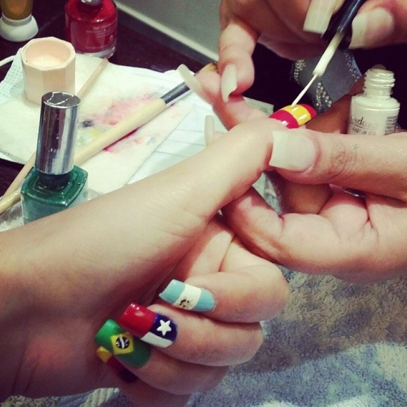 هيفاء وهبي تستعرض أظافرها المزينة بأعلام الفرق المشاركة في المونديال