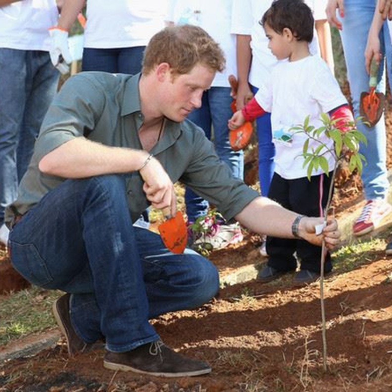 على خطى والدته الأميرة ديانا .. الأمير هاري يزرع نبتة في إحدى القرى في البرازيل