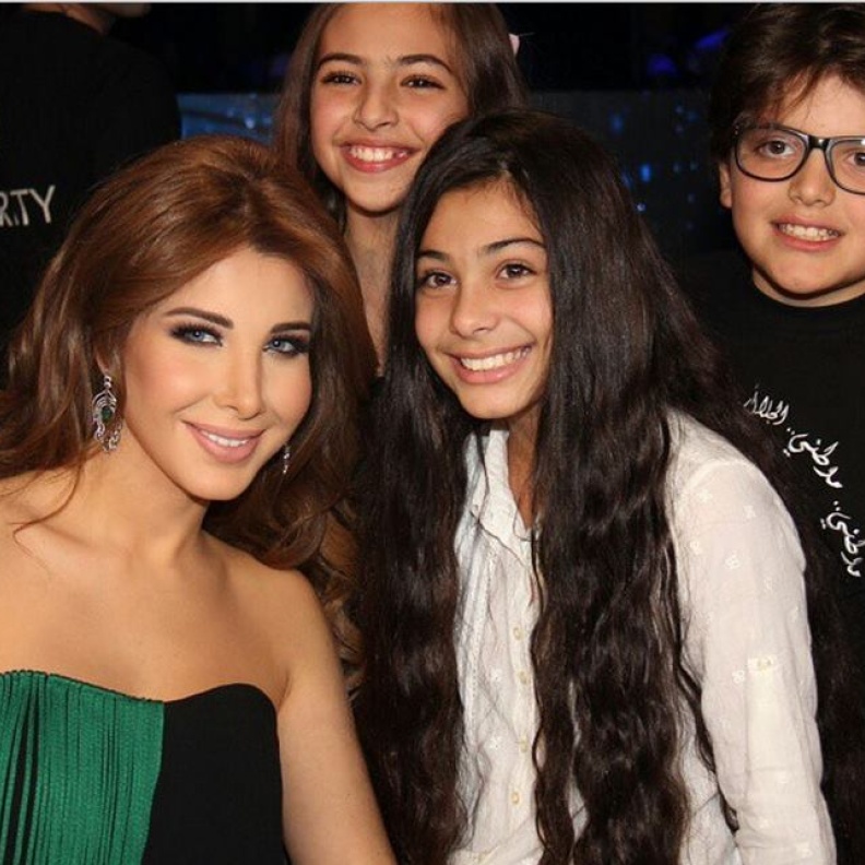 نانسي عجرم ولحظات من السعادة مع معجبيها أثناء استراحتها أمس في "آراب آيدول"