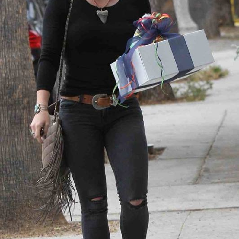 لمن ستمنح النجمة هيلارى داف هديتها