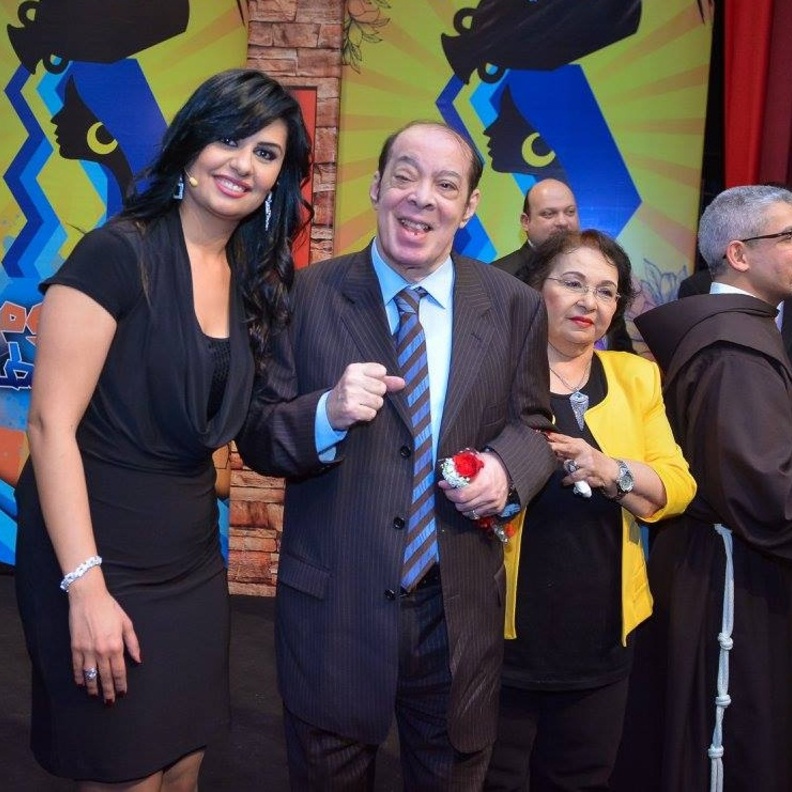 شارك زوجته فرحة تكريمها في يوم العطاء