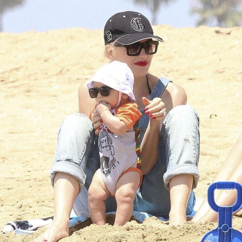 Gwen Stefani تمرح مع طفلها على الشاطئ في إطلالتين متشابهتين