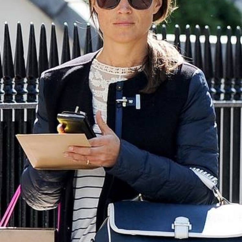 بيبا ميدلتون تبدو مشغولة و محملة بالأغراض في لندن!