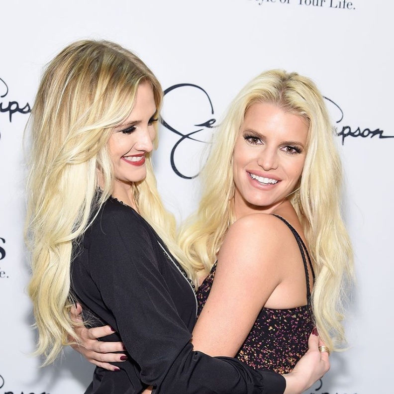 جيسيكا سيمبسون تحتضن شقيقتها أشلي خلال إطلاقها لمجموعة أزياء خاصة بها