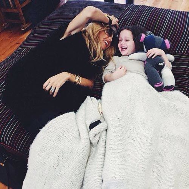 راشيل زووي في لحظة دفء وحب مع طفلها