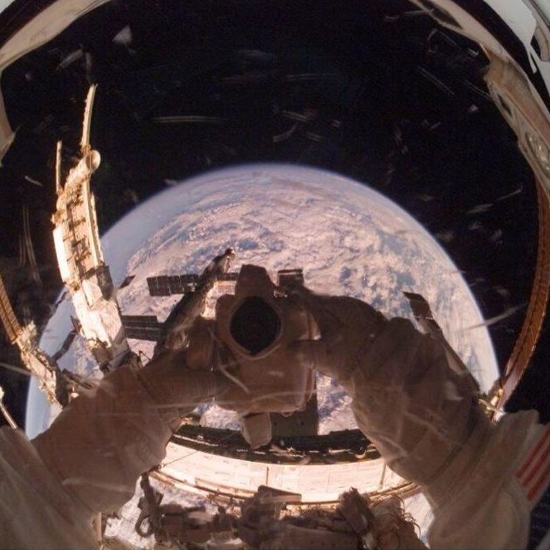 صورة إلتقطها رائد الفضاء كلتون وصنفت كأجمل صورة سيلفي