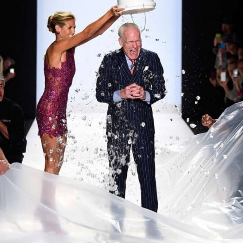 هيدي كلوم تجري بنفسها تحدي الثلج على الإعلامي تيم غونت خلال عرض project runaway في نيويورك