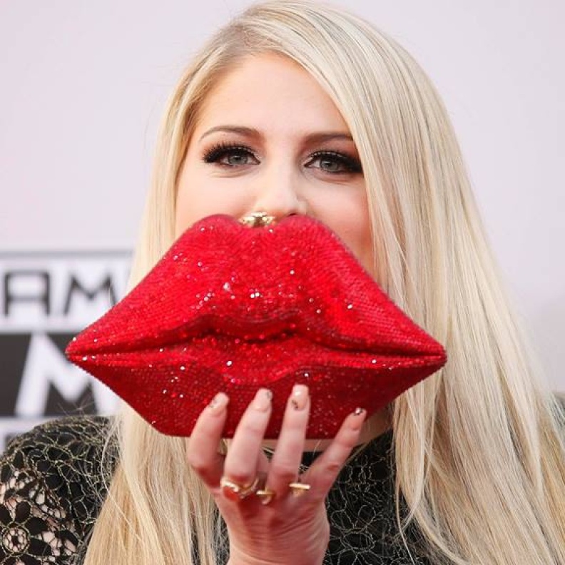 ميغان تراينور تستعرض حقيبتها خلال حفل جوائز American music Awards