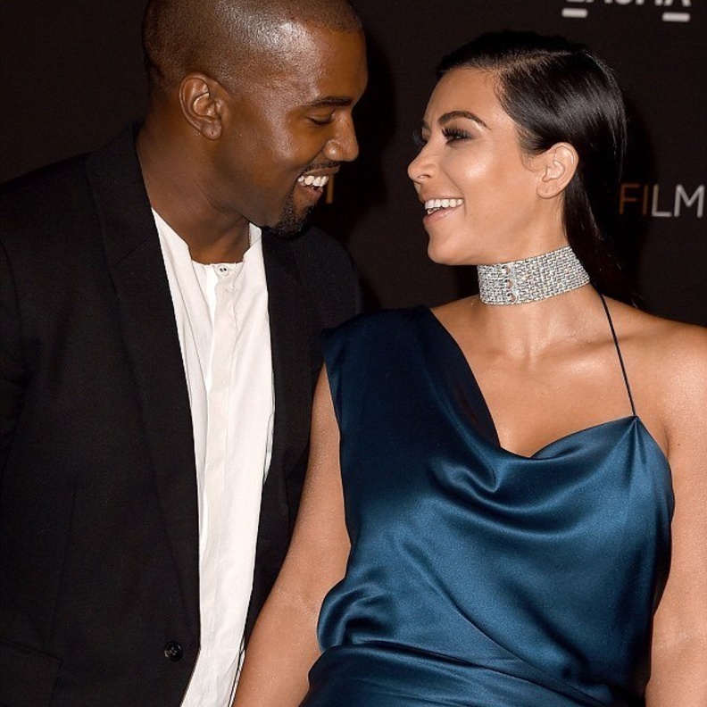 لقطة رومانسية وعفوية للحبيبين كيم وكاني