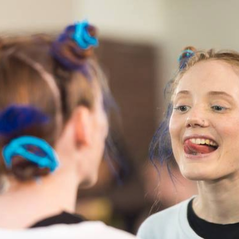 ما بالها عارضة Ground ZERO تتأمل جنون شعرها أمام المرآة؟