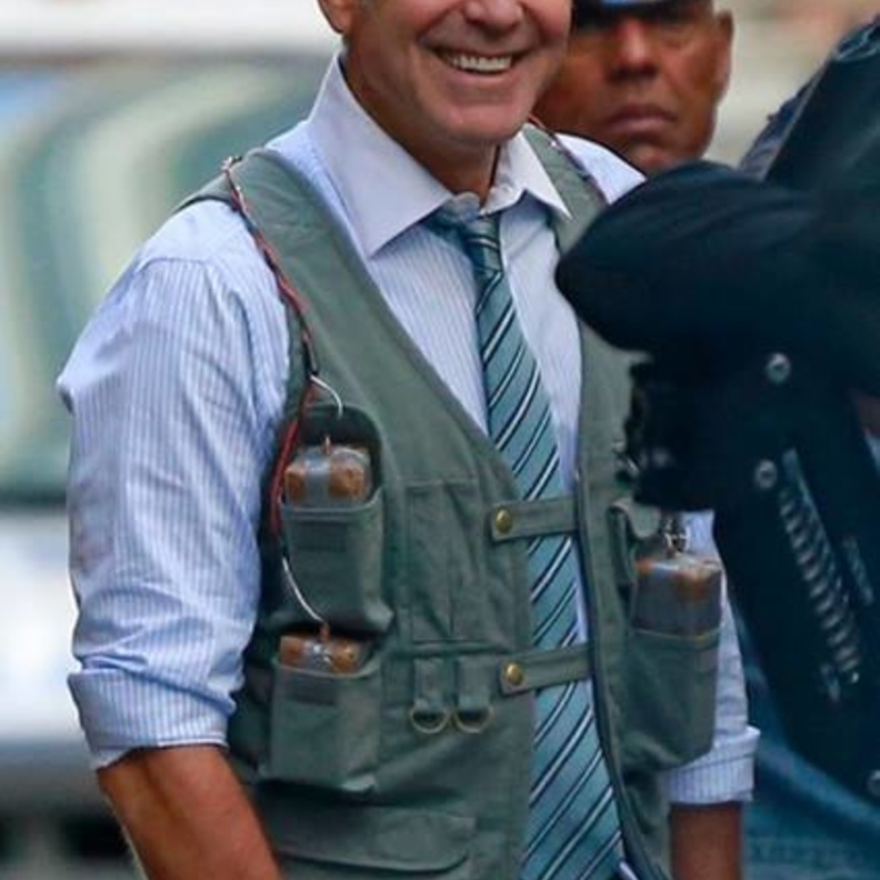 جورج كلوني أنيق حتى مع السترة الناسفة أثناء تصوير Money Monster في نيويورك