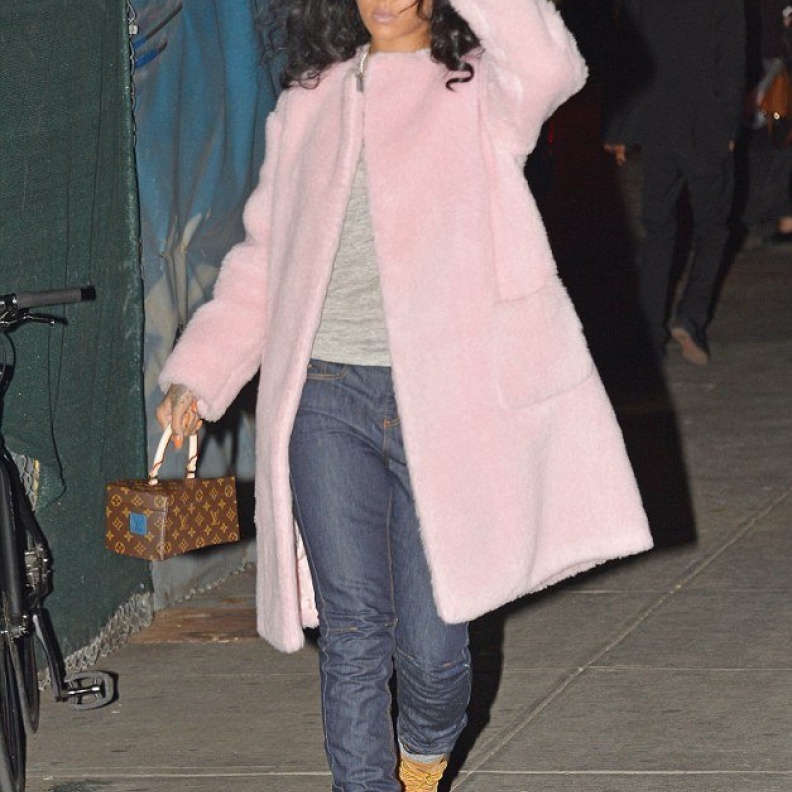 ريهانا تبدو غاضبة لكن أنيقة بحقيبة مونوغرام الجديدة من لويس فيتون