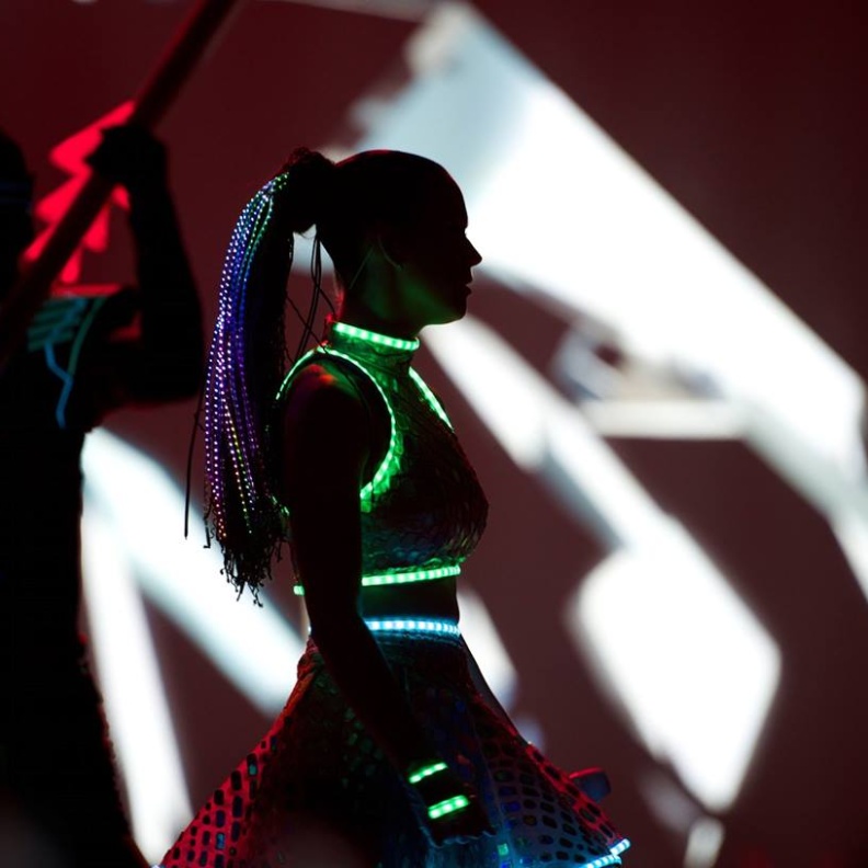 آخر تقليعات كيتي بيري .. وإضاءة تشع من رأسها حتى أخمص قدميها!