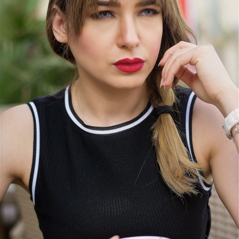 شكت لمتابعيها غدر الناس 