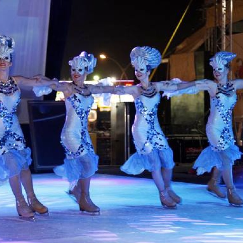 فنانات يقمن باستعراض رشاقتهن على الجليد في أحد مسارح القرية العالمية بدبي