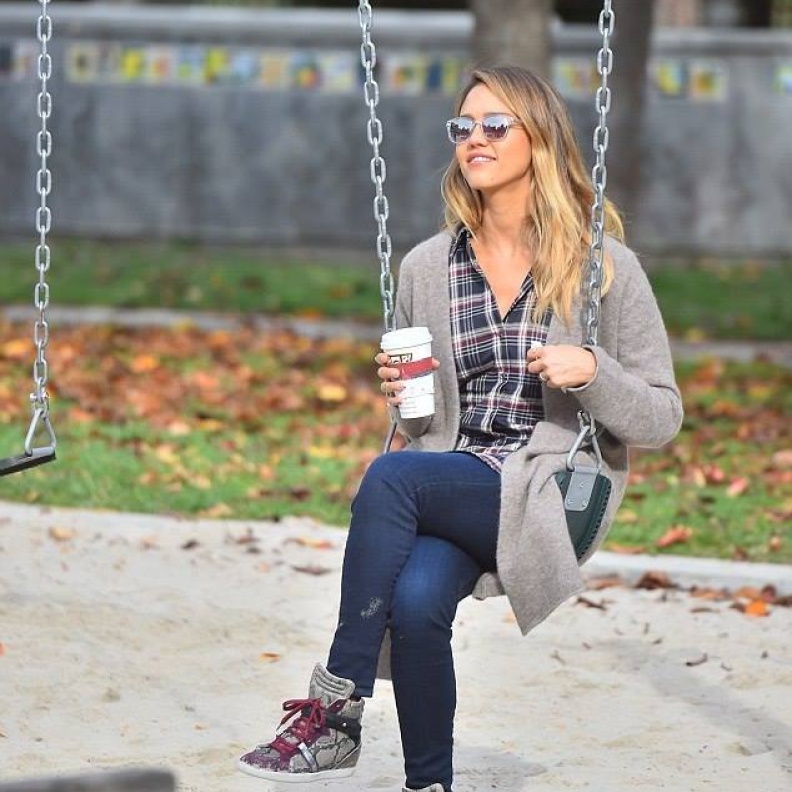 جيسيكا ألبا تعود لأيام الطفولة وتمرح على الأرجوحة