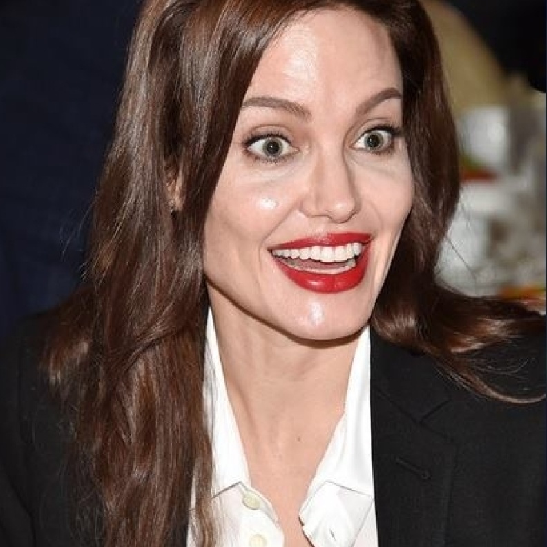 تعابير مندهشة على وجه أنجلينا جولي مخرجة فيلم Unbroken خلال غداء الحفل السنوي لجوائز AFI