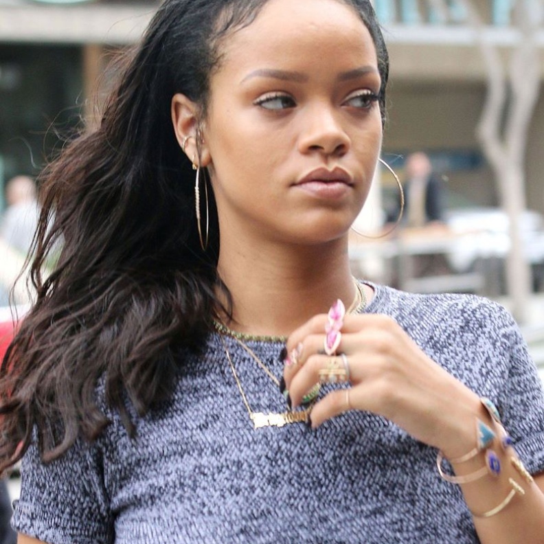 ترى ما الذي أغضب النجمة ريهانا إلى هذا الحد لترمق ناظريها بهذه النظرة الحادة؟