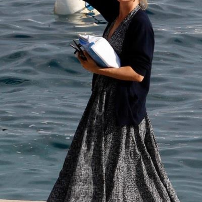 أوما ثورمان حافية القدمين و تلوح بتحية بحرية في مدينة كان!