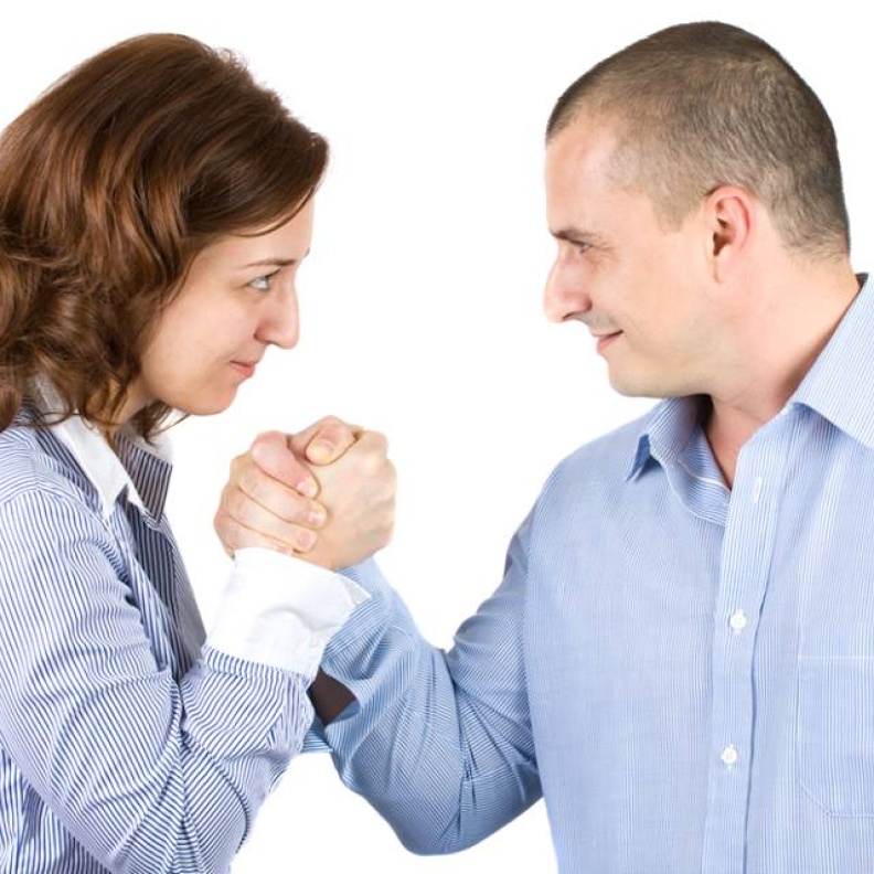 4 أسباب رئيسية وراء غيرة الزوج من نجاح زوجته!