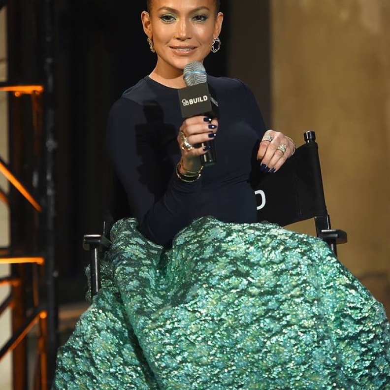 أليست الفنانة الأكثر أناقةً؟ جينفر لوبيز بكامل جمالها وأناقتها خلال الحديث عن فيلمها الجديد في نيويورك