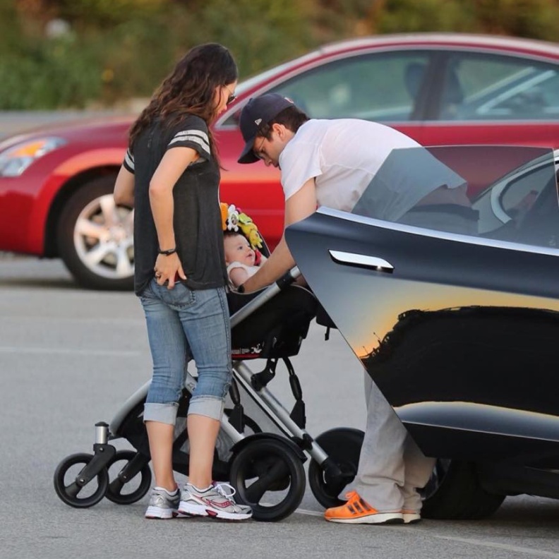 ميلا كونيس وأشتون كوتشر يصطحبان إبنتهما الصغيرة في نزهة على الشاطىء