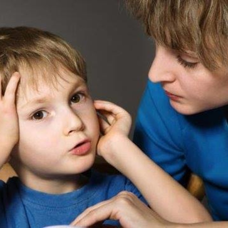 بالفيديو .. متى يعتبر الطفل متأخرا عن الكلام؟