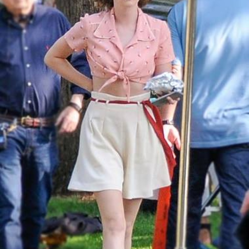 كريستين ستيوارت بإطلالة أنثوية لم نعتدها أثناء تصوير فيلم للمخرج وودي آلن