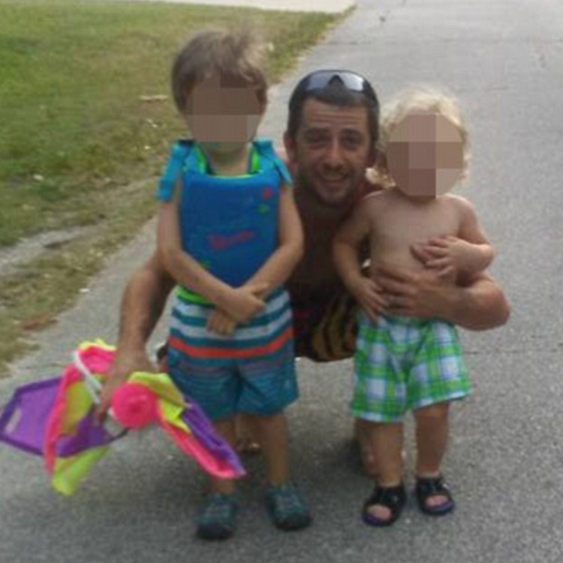 أطفال يشاهدون فيلماً بجوار جثة والديهما