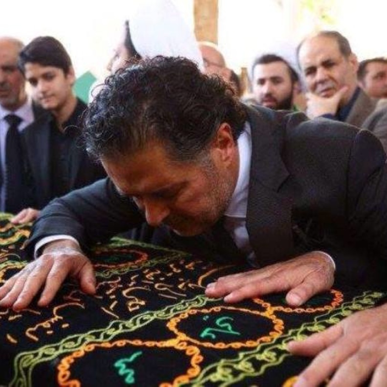 راغب علامة يبكي على نعش والده