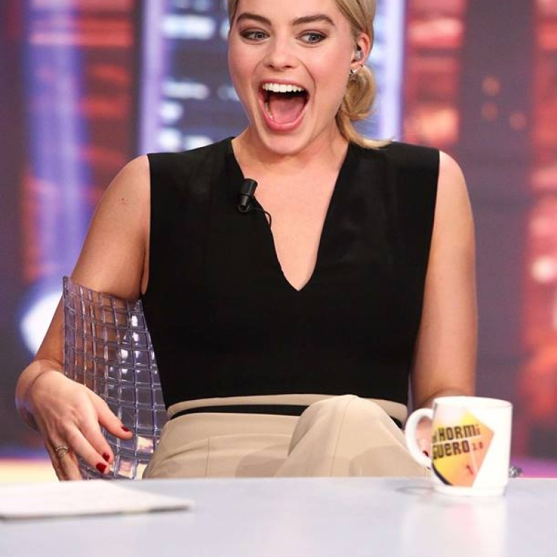 النجمة مارجوت روبي .. وضحكة من القلب أثناء استضافتها في أحد البرامج في مدريد