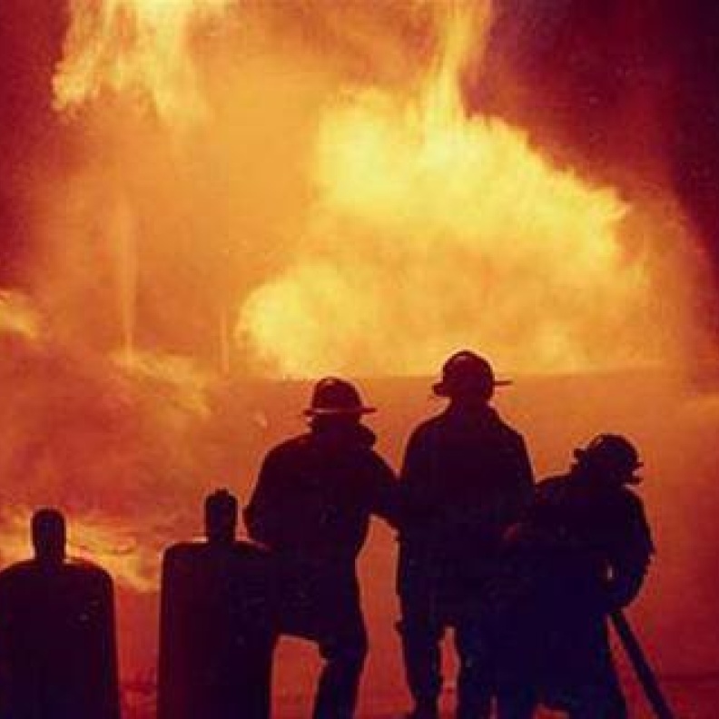 نجاة أسرة إماراتية من حريق هائل بمنزلها في رأس الخيمة 