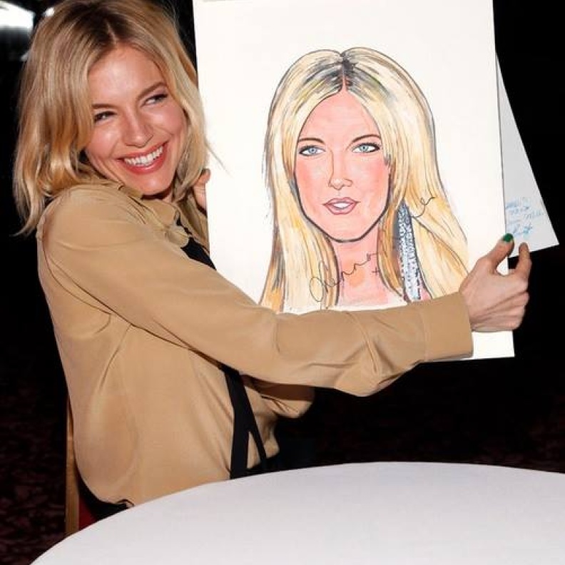 تبدو سيينا ميلر سعيدة للغاية بصورة الكاريكاتير التي رسمت لها في نيويورك