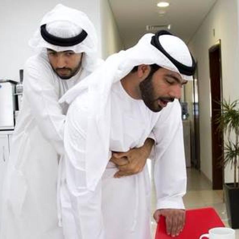 في الإمارات: قطعة دجاج كادت أن تودي بحياة مواطن