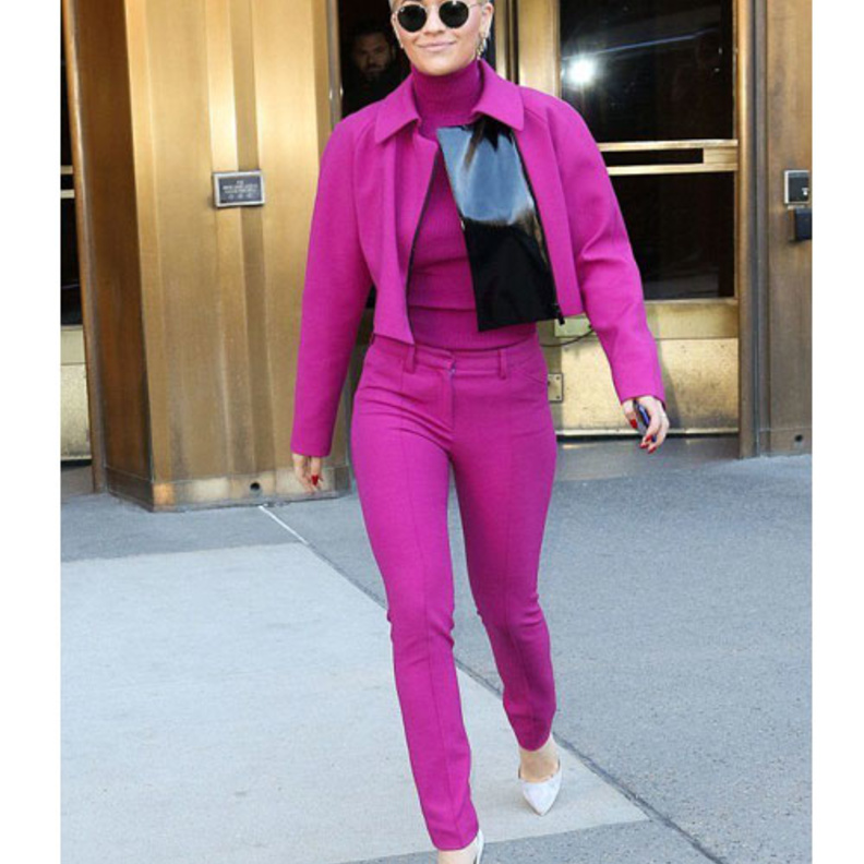 لم تناسب هذه الإطلالة أحلام وخاصة وأن كلا التنورة والقميص واسعين