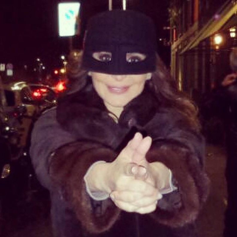 أليسا متخفية خلال إجازتها في ميلانو بإيطاليا