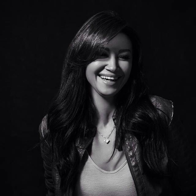 ابتعدت عن الساحة الفنية والاضواء ايضا