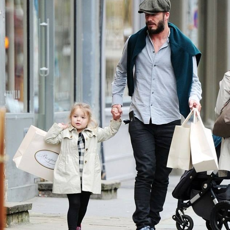 هاربر تتسوّق مع والدها الوسيم دايفيد بيكهام في شوارع لندن