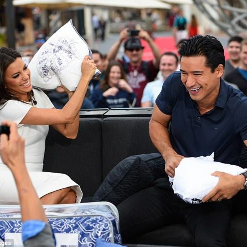 إيفا لونجوريا تنقض على ماريو لوبيز خلال ترويجها لتصاميمها الجديدة من المخدات