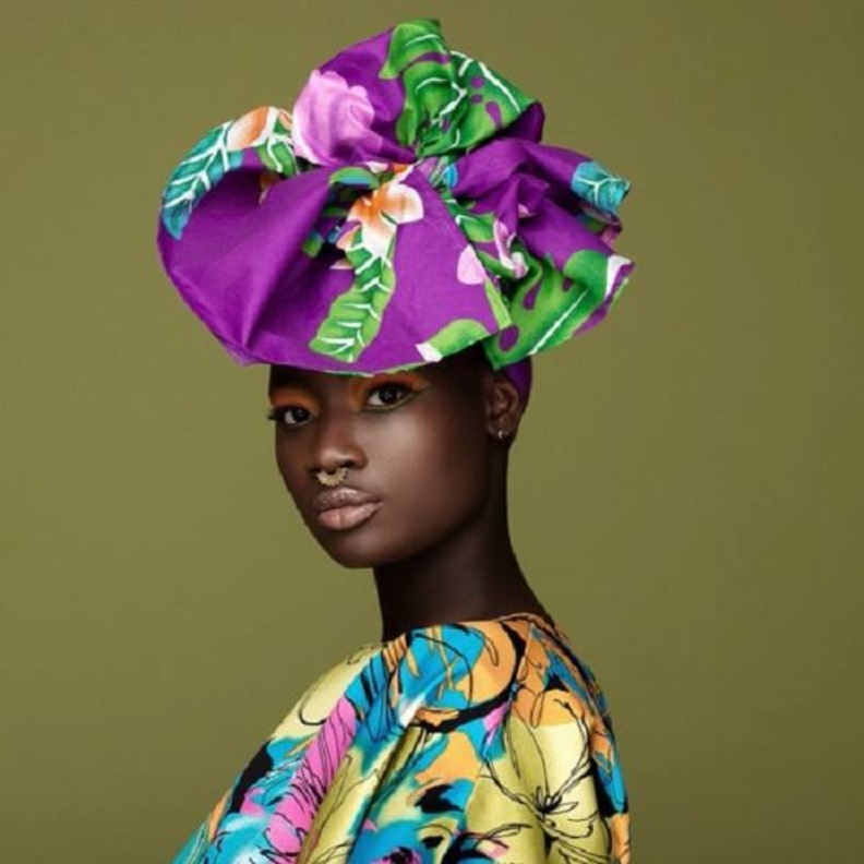 عارضة أزياء بساق واحدة تبهر الجميع بعزيمتها وأناقتها