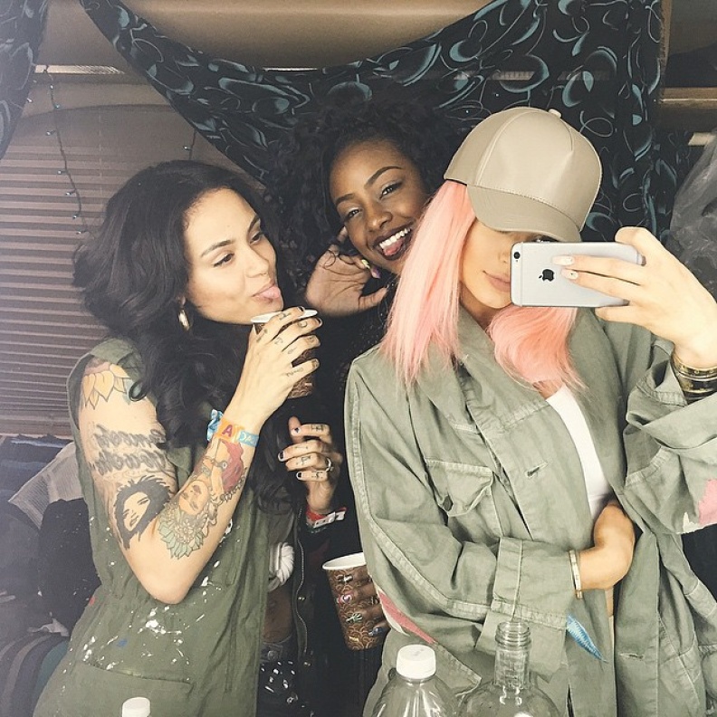 من الأزرق السماوي للشعر الوردي ياترى كم لون لشعر كيلي جينر