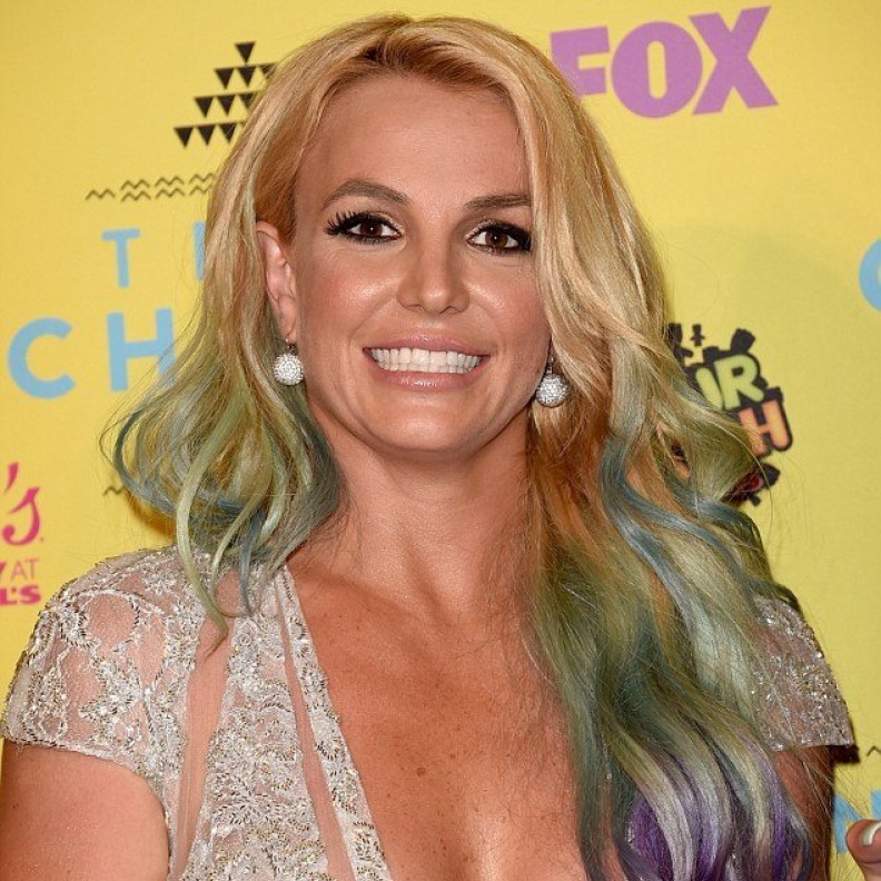 بريتني سبيرز تنضم لقائمة نجمات بالشعر الملون خلال حفل the Teen Choice Awards