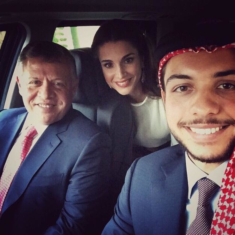 سيلفي للأمير الحسين يجمعه بوالديه الملك عبد الله والملكة رانيا بعد احتفالات عيد استقلال الأردن ال ٦٩ 