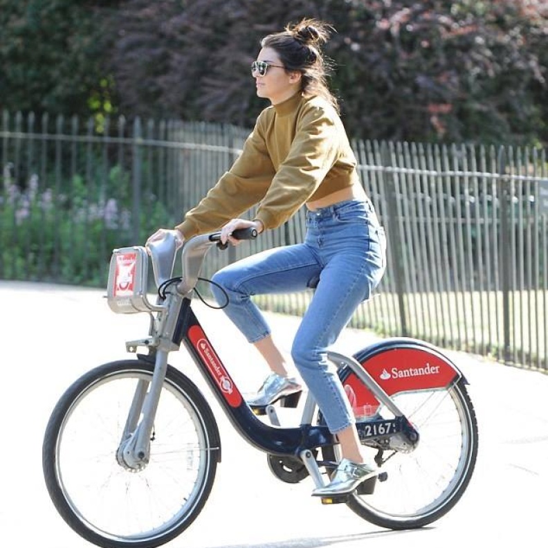 كيندال جينير تستمتع بجولة نهارية في شوارع لندن عبر الدراجة الهوائية